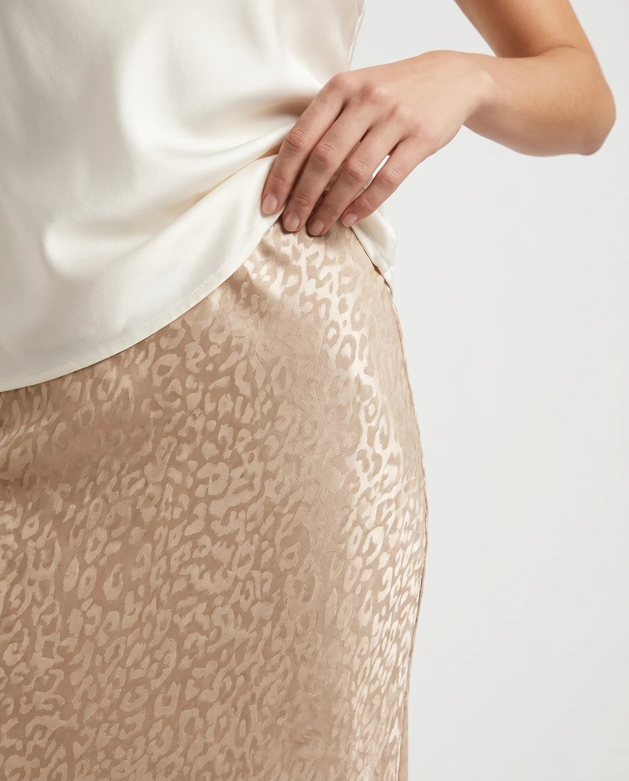 Falda Elara | La Elegancia Satinada que Enamora en Cada Paso