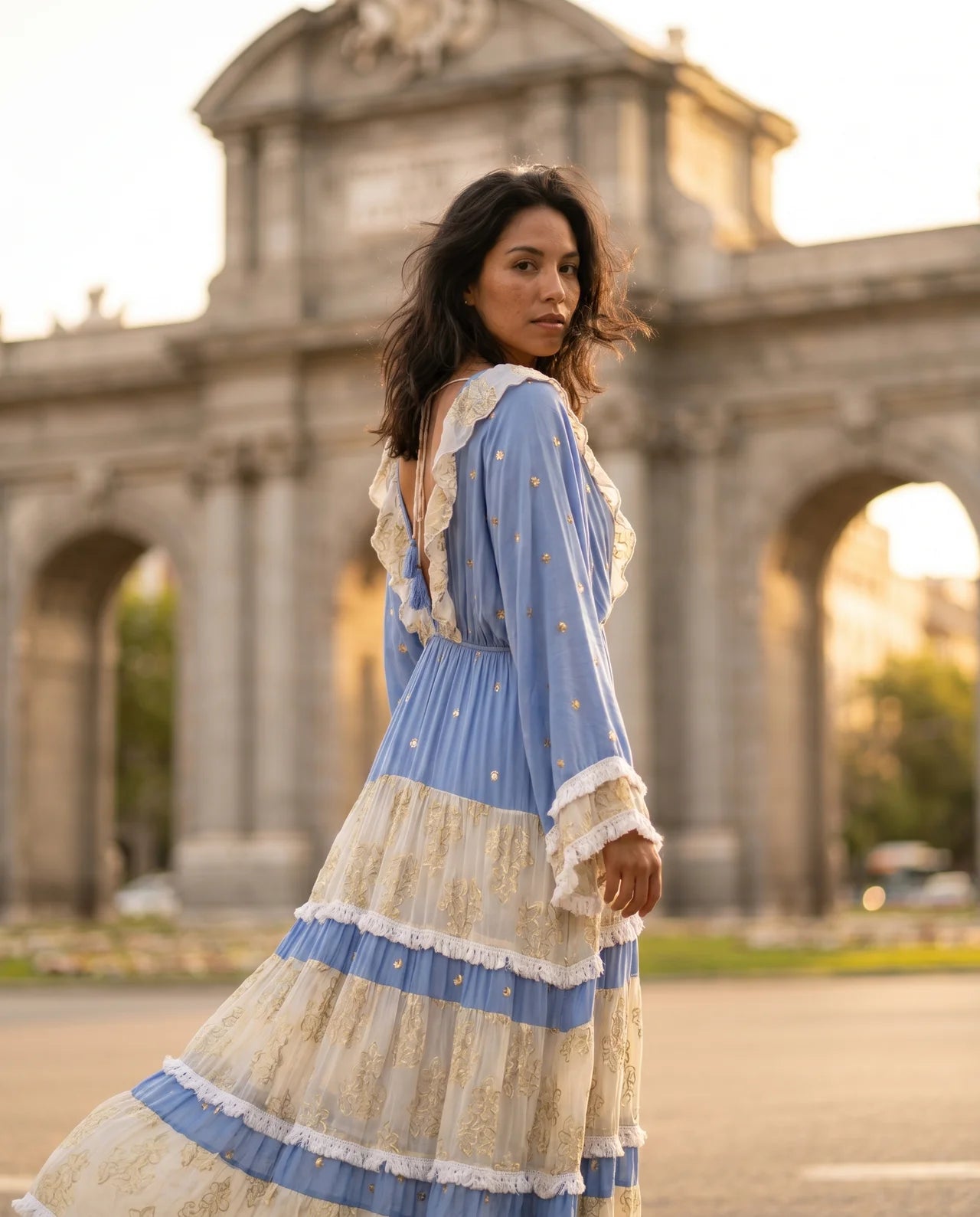 Vestido Bianca – Encanto Bohemio de Lujo Porque refleja perfectamente su diseño fluido, sus delicados bordados y su aire elegante y exclusivo