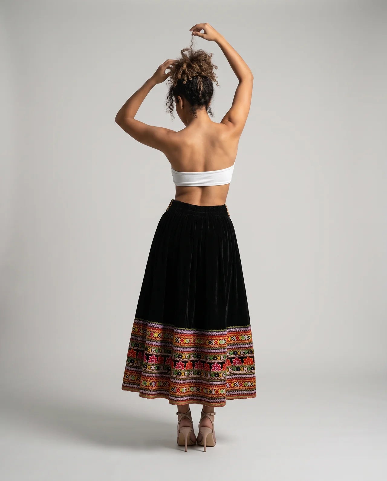 Falda Zafira | La Elegancia Artesanal que Realza tu Estilo con Distinción