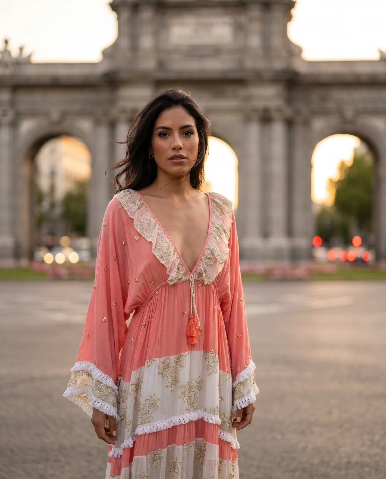 Vestido Bianca – Encanto Bohemio de Lujo Porque refleja perfectamente su diseño fluido, sus delicados bordados y su aire elegante y exclusivo