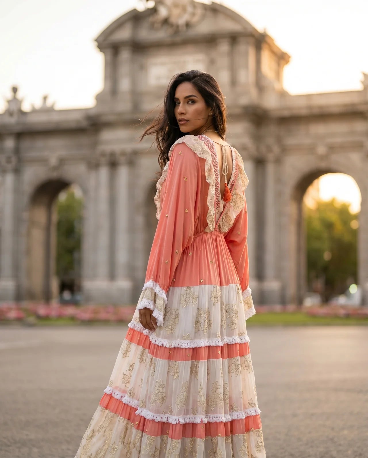Vestido Bianca – Encanto Bohemio de Lujo Porque refleja perfectamente su diseño fluido, sus delicados bordados y su aire elegante y exclusivo